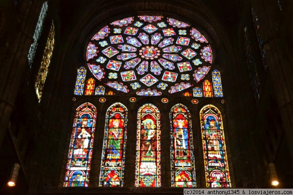 Vidriera de Chartres
Vista del rosetón no se si sur o norte de la catedral de Chartres. Esta catedral posee la mayor colección de vidrieras  medievales del mundo, con unas 150 originales del siglo XIII de las más 170 que tenía. Fueron desmontadas durante las guerras mundiales para evitar que fueran destruidas.
