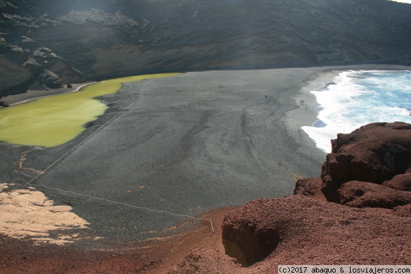 Lago Verde o El Golfo, Lanzarote
El Lago Verde de Lanzarote debe su curioso color a los organismos vegetales que lo habitan. Está comunicado con el mar a través de unas grietas subterráneas
