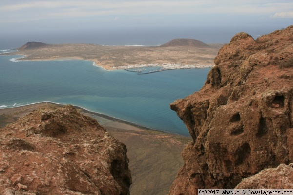 Desde Lanzarote
Vista de la isla de La Graciosa desde el mirador de El Río en Lanzarote
