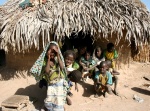 En una aldea de Gambia
Gambia choza niños aldea Africa tribu
