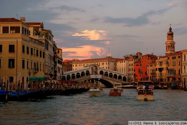 Puente de Rialto atardecer Venecia
Foto del puente de Rialto, tomada desde el Vaporetto al caer el sol en Venecia
