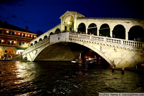 Puente Rialto al anochecer-Venecia
Imagen del puente de Rialto al anochecer en Venecia
