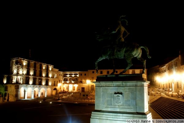 Plaza Mayor Trujillo-Caceres
Plaza Mayor de Trujillo en Caceres con estatua de Pizarro

