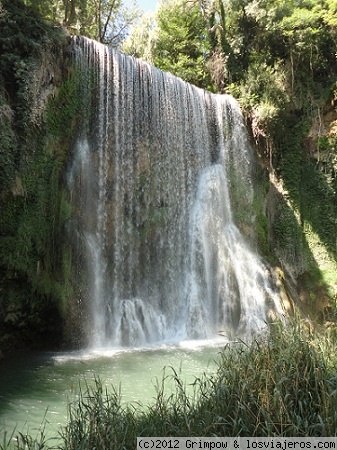 Cascada La Caprichosa
Esta cascada se encuentra dentro del recinto del parque natural del Monasterio de Piedra. Es una de las más imponentes tanto por su altura, como por su envergadura.
