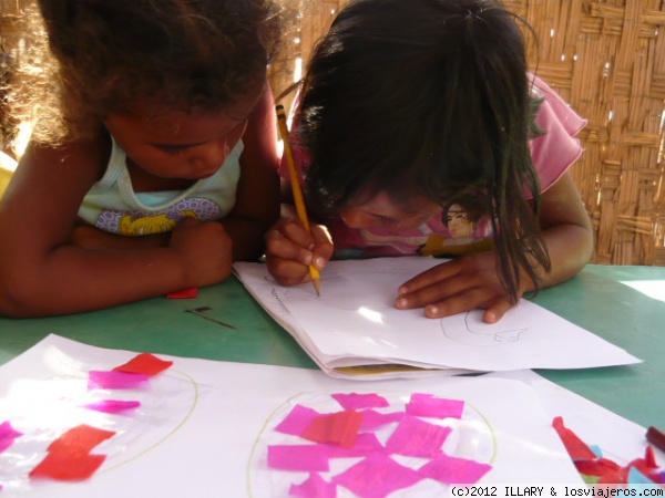 ARIES Y NAOMI DIBUJANDO
MIS DOS NIÑAS LINDAS, CONCENTRADAS CON SUS  DIBUJOS
