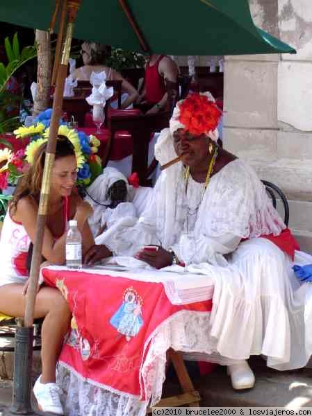 LA HABANA - TIRANDO LAS CARTAS
Una de las futurólogas más populares de la ciudad tirando la carta a unos turistas.
