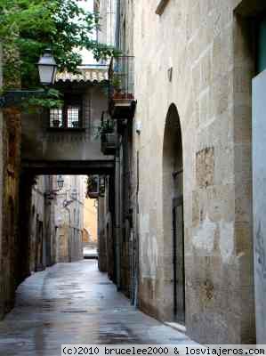 CALLE MEDIEVAL TARRAGONA
A parte del legado romano, Tarragona conserva en la parte alta zonas medievales de interés. En la foto una calle cruzada por un puente que une las casas de ambos lados de la ciudad
