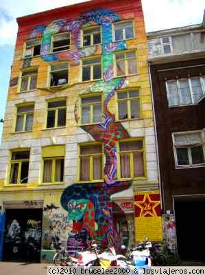 PRIMERA CASA OKUPADA EN AMSTERDAM
Nueva foto de una casa okupada en Amsterdam. Se da la curiosidad que en frente está la casa okupada anterior. Esta foto corresponde al primer edificio okupado en la ciudad. La Ley holandesa es más flexible con el tema de la okupación.
