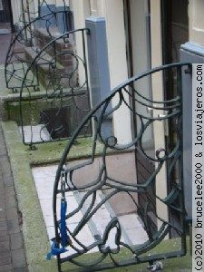 Verjas Barrio Rojo
En el Barrio Rojo de Amsterdam cualquier detalle es bueno para recordar qué prácticas tienes lugar tras las ventanas de las casas.
