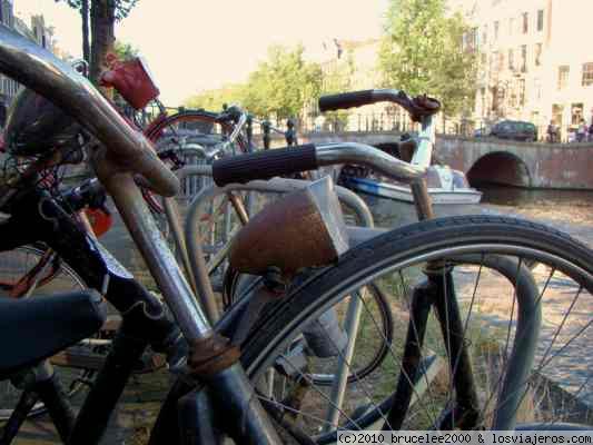 AMSTERDAM - BICIS EN EL JORDAAN
Amsterdam ciudad de canales y bicis. Aquí vemos una bicleta descansando con vistas al canal del precioso barrio del Jordaan.
