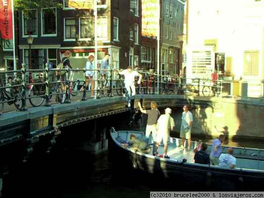 SALTANDO DEL PUENTE
Un grupo de chicos se entretienen paseando en una barca por los canales de Amsterdam y lo aprovechan para juagar a subir y bajar los puentes desde la propia barca.
