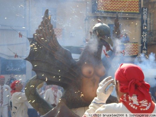 LA VÍBRIA DE TARRAGONA
Santa Tecla. Fiesta mayor de Tarragona. La ciudad se transforma y animales sorprendentes toman la ciudad, como la Víbria, parte mujer, parte águila y parte dragón.
