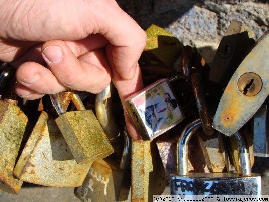 CANDADO PEGATINA EN EL PUENTE MILVIO DE ROMA 
Las pegatinas viajeras esta vez visitan Roma y en forma de candado solgado en el Ponte Milvio, el puente Romano donde miles de parejas de enamorados dejan allí sus candados como símbolo de amor, tal y como lo puso en boga Federico Moccia con si libro 