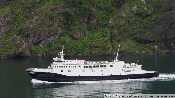 Ferry navegando por el Fiordo noruego de GEIRANGER
El Fiordo de Geiranger, o Geirangerfjorden en noruego, es una rama del Storfjordeny y uno de los fiordos más visitados de Noruega.
