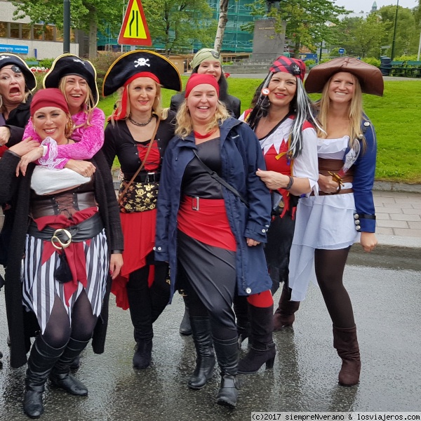 Temibles piratas vikingas de TROMSO
De camino al desfile para honrar la visita del Rey de Noruega a TROMSO
