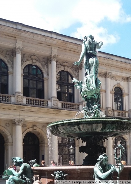 Rathausinnenhofwasserbrunnen, Hamburgo
El  alemán permite decir en una sóla palabra lo mismo que en castellano necesitamos una frase, ej.: 