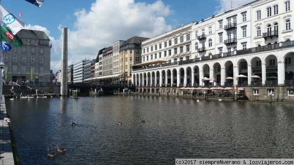 Canal KLEINE ALSTER, Hamburgo
Hamburgo posee sobre 2300 puentes (más que los de Venecia y Ámsterdam juntas) los cuales atraviesan incontables canales y ríos.
