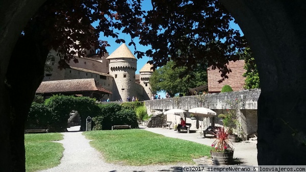 Castillo medieval de CHILLON, VEYTAUX (Vaud)
Maravillosamente situado a orillas del lago Leman, en las afueras de Montreux, es una imponente fortaleza defensiva desde la Edad del Bronce. El castillo de Chillon fue ocupado sucesivamente por el Imperio Romano, la Casa de Saboya y también por el Cantón suizo de Berna. La zona más antigua de la construcción actual es de estilo gótico (siglo XIII). Sus aposentos y salas inspiraron obras del poeta inglés Lord Byron.
