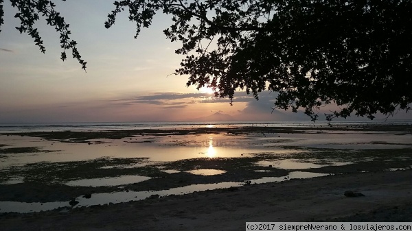 Atardece frente a Bali, GILI TRAWANGAN
Puesta de sol en la costa oeste de GILI TRAWANGAN, con las montañas de BALI al fondo
