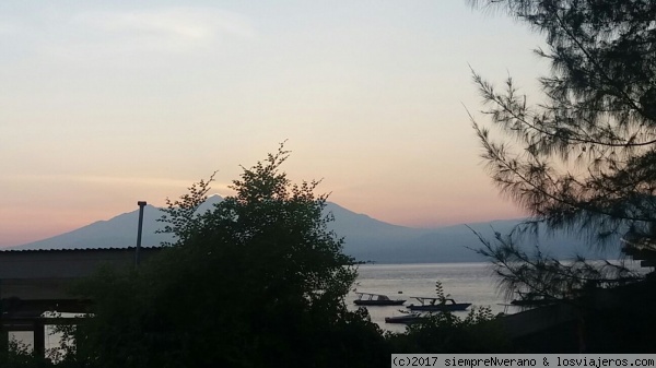 Amanece sobre el volcán RINJANI (LOMBOK), visto desde GILI-T
Desde GILI-TRAWANGAN observamos un bello amanecer con las luces del alba y los primeros rayos de sol apareciendo sobre  el volcán RINJANI (3726 msnm) de LOMBOK,
