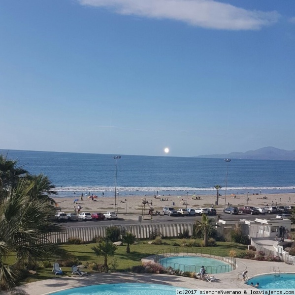 Sale la luna frente a la playa de PEÑUELAS (4a Reg.)
La Playa de PEÑUELAS es parte de los 25 kms de playa contínua que se extienden desde la Península de COQUIMBO hasta Punta Teatinos, al norte de LA SERENA.
