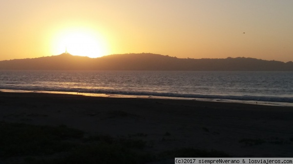 Anochece en playa PEÑUELAS, COQUIMBO (4a Reg.)
La Playa de PEÑUELAS es parte de los 25 kms de playa contínua que se extienden desde la Península de COQUIMBO hasta Punta Teatinos, al norte de LA SERENA.
