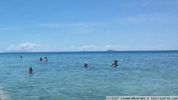 BEACHCOMBER Island, FIYI
Excursión a la Isla BEACHCOMBER desde FIRST LANDING, un embarcadero situado entre Lautoka y Nadi en la costa oeste de VITI LEVU, la mayor isla de Fiyi. Te reciben con cánticos de la Melanesia y de la Polinesia, interpretando después unas danzas de esas zonas.
