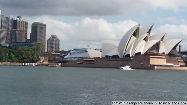 La Ópera desde el ferry en la Bahía de SÍDNEY
Una de las mejores y más económicas excursiones en SÍDNEY es tomar el ferry público desde CIRCULAR QUAI a MANLY WHARF,  disfrutar allí de sus playas, recorrer la zona, hacer un buen picnic y regresar al atardecer para contemplar el maravilloso skyline de una de las ciudades más bellas del planeta. 
Podemos observar el crucero VOYAGER OtS de Royal Caribbean del cual nos bajamos esa misma mañana tras un par de semanas de navegación por algunas paradisíacas islas del Pacífico Sur.
