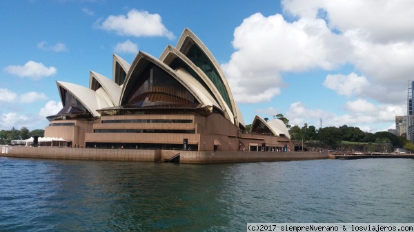 La Ópera desde el ferry en la Bahía de SÍDNEY
Una de las mejores y más económicas excursiones en SÍDNEY es tomar el ferry público desde CIRCULAR QUAI a MANLY WHARF,  disfrutar allí de sus playas, recorrer la zona, hacer un buen picnic y regresar al atardecer para contemplar el maravilloso skyline de una de las ciudades más bellas del planeta.
