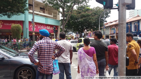 LITTLE INDIA, SINGAPUR
En un par de años se cumplirá el bicentenario de la llegada de los primeros inmigrantes indios a SINGAPUR. Entrar hoy en día a LITTLE INDIA es sumergirse instantáneamente en una ciudad india con esas características  que caracterizan a este pintoresco barrio, como el olor a especias e inciensos, vestimentas multicolores, restaurantes y tiendas abarrotadas, la arquitectura peculiar de casas y templos, etc.. Por ello la 