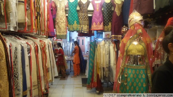 TEKKA CENTRE, LITTLE INDIA
En un par de años se cumplirá el bicentenario de la llegada de los primeros inmigrantes indios a SINGAPUR. Entrar hoy en día a LITTLE INDIA es sumergirse instantáneamente en una ciudad india con esas características  que caracterizan a este pintoresco barrio, como el olor a especias e inciensos, vestimentas multicolores, restaurantes y tiendas abarrotadas, la arquitectura peculiar de casas y templos, etc.. Por ello la 