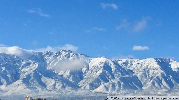 Santiago de Chile cubierta por la nieve
Tras la tormenta llega la calma decía Neruda y hoy volvió a salir el sol dejando estas bellas imágenes invernales de la capital chilena que me han enviado algunos amigos y ayuden a refrescar nuestras tórridas noches peninsulares. Hacia décadas que no nevaba con tanta intensidad en Santiago de Chile. La Región Metropolitana  se convertirá en una nevera al estar mayormente rodeada por las Cordilleras de los Andes y de la Costa repletas de nieve, amaneciendo mañana con varios grados bajo cero.
