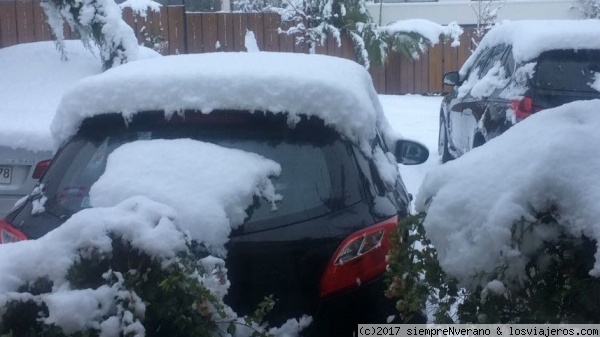 Cambio climático: hoy Santiago amaneció nevado
Un fuerte temporal de nieve azotó en la madrugada del 15 de julio a 14 regiones chilenas, acumulando unos 30 cms de nieve en el sector oriente de la capital. Las rutas a los centros de esquí y Valle del Maipo se encuentran cerradas, al igual que varios pasos cordilleranos, con varios metros de nieve caída y temperaturas de entre 15 y 20 °C BAJO CERO.
