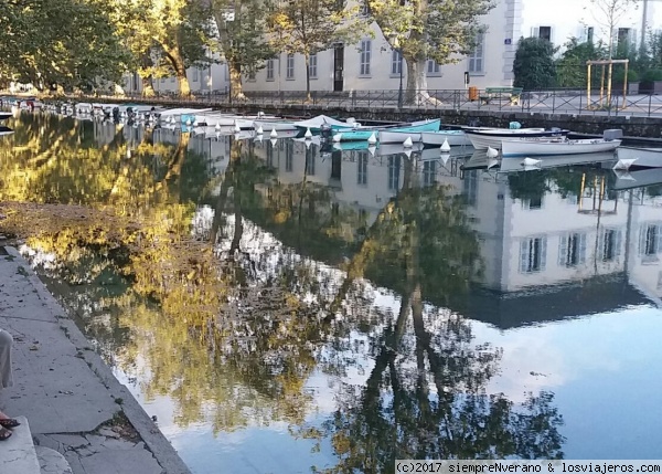 Canal du Vassé, ANNECY, Alta Saboya
Esta antigua y hermosa villa de la Alta Saboya está situada en la desembocadura del Lago de Annecy cuenta con un pequeño barrio medieval con canales, puentes y calles porticadas. Es un encantador lugar de etapa cuando viajas en coche hacia/desde Europa Central, pues se encuentra a escasos 40 minutos de Ginebra y podrás aprovechar alojamientos a mitad de precio que los similares suizos. No dejes de pasear - ojalá en día de mercado - para descubrir su casco antiguo, el Palais de l'Île (Palacio de Justicia y Prisión del siglo XII) en el canal del río Thiou, el Castillo de Annecy, el canal del Vassé con su Pont des Amours, así como por los jardines y senderos en el magnífico entorno del lago desde donde tendrás espléndidas vistas de varias cumbres alpinas.
