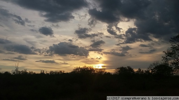 Puesta de sol en el P.N. UDA WALABEE
Cuenta la leyenda que ya en el siglo III a.C. el rey Devanampiya Tissa estableció en Sri Lanka la primera reserva natural. Hoy en día el país cuenta con 22 P.N. más reservas y santuarios naturales que abarcan el 15% de su superficie, equivalente a la Región de Murcia. 
El P.N. Uda Walawe, situado al sur de la isla, cuenta con unos 300 km² de extensión, posee unos 400 elefantes asiáticos, así como leopardos, cocodrilos, chacales dorados, búfalos, primates e infinidad de aves.
