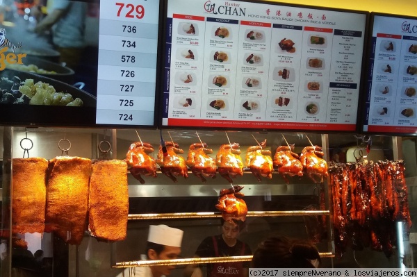 Chollo: local con Estrella Michelin Hawker CHAN
En Singapur es posible que dos personas coman por total 11Eur en el local galardonado por la Guia Michelin con una de sus deseadas estrellas. Este chollo  de comida rápida es el Hawker CHAN, cerca del metro Chinatown. Tras media hora de cola para pagar y retirar el pedido, degustamos su premiado pollo laqueado con noodles y una trilogía de carnes, quedando convencidos que merecen esa distinción.
