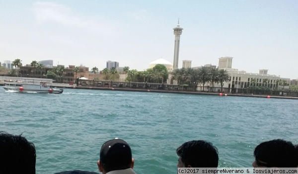 DUBAI CREEK
El DUBAI CREEK (Arroyo de Dubai) no tiene ya nada de arroyo, pues fue dragado y ampliado a una ría de 14 kms de fondo y de entre 200 a 2000 m de ancho, permitiendo la navegación a los tradicionales barcos en madera llamados DHOW, así como a los impresionantes yates reales. En sus orígenes los primeros  pescadores y buscadores de perlas que se asentaron aquí lo llamaron 