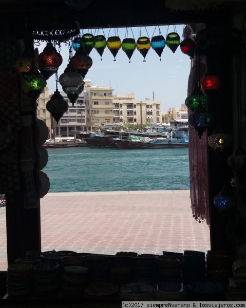 Vista del Dubai CREEK desde el Zoco BUR DUBAI
En el barrio AL BASTAKIYA (lugar iraní) y cerca del Museo de Dubai se encuentra el colorido zoco de BUR DUBAI, situado en la ribera sur del Dubai CREEK. En sus orígenes, en este zoco sólo vendían telas, pero hoy podrás encontrar muchos productos, pintorescos personajes y encantadores rincones.
