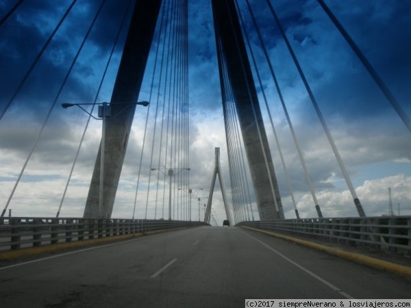 Imponente Puente Mauricio Báez en SAN PEDRO DE MACORIS
Situado entre JUAN DOLIO y LA ROMANA
