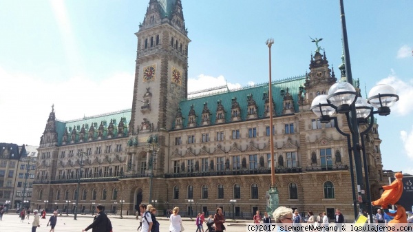 Rathaus, HAMBURGO
El majestuoso RATHAUS (ayuntamiento) de 1897 posee una rica decoración neo-renacentista. Su torre tiene 112m de altura y su fachada supera los 110m de largo,
