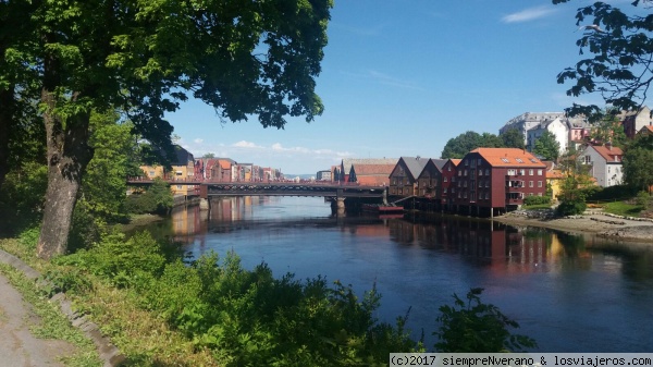 Río NIDELVA, TRONDHEIM
Paseo por la ribera del río NIDELVA, cerca del puente GAMLE BYBRU en TRONDHEIM 160615
