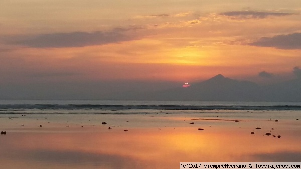 Atardece frente a Bali, GILI TRAWANGAN
Puesta de sol cerca de Shark Point en la costa oeste de GILI TRAWANGAN con las montañas de BALI al fondo
