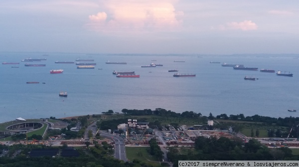 SINGAPUR e INDONESIA (isla Pulau Batam)
El Estrecho de Singapur separa INDONESIA (al fondo) de SINGAPUR
