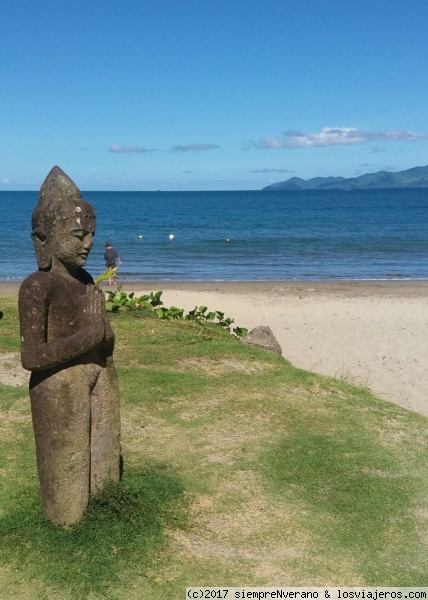 Mar de KORO
El pequeño mar de KORO está situado en el Océano Pacífico, circunvalado por las islas de Viti Levu al oeste, Vanua Levu al norte y muchas otras del archipiélago de FIYI. Esta imagen fue tomada desde el Pearl Resort al sureste de SUVA y al fondo se divisa la isla de BEGA.
