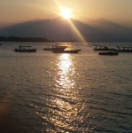 Amanece sobre el volcán RINJANI (LOMBOK), visto desde GILI-T