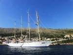 Barco en puerto de Dubrovnik