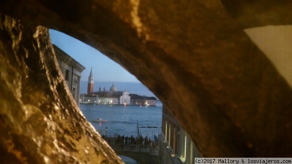 Panorama desde el puente
Lo normal en Venezia es fotografiar el Puente de los Suspiros. Yo he hecho al reves : he fotografiado Venezia (San Giorgio Maggiore) desde el interior del Puente de los Suspiros.
