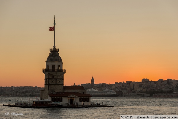 la torre de leandro
Esta hecha en desde el barrio de Salacak de Üsküdar sentados en unas escalinatas con cojines frente al mar donde puedes tomarte un refresco o un té disfrutando del atardecer, teniendo delante esta torre que ahora es un restaurante y de fondo la parte europea de Estambul.
