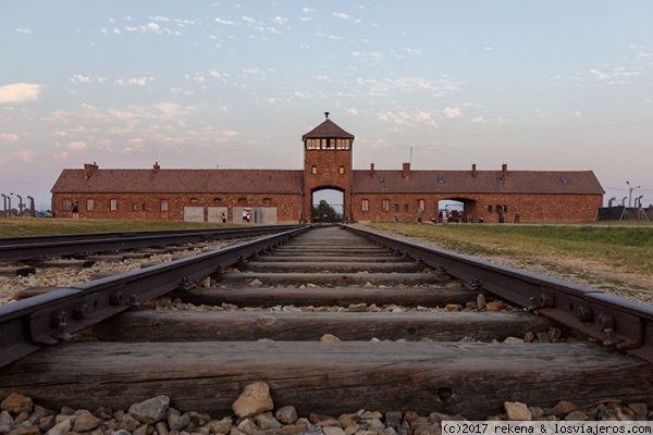 Auschwitz II (Birkenau)
La foto la hice es desde la parte interior a la entrada del campo de concentracion.
