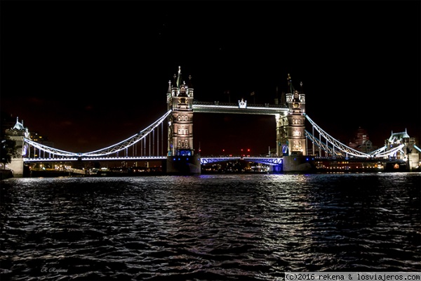 Tower Bridge (Puente de la Torre)
vistas de noche desde el muelle Tower Pier hacia  Tower Bridge en londres
